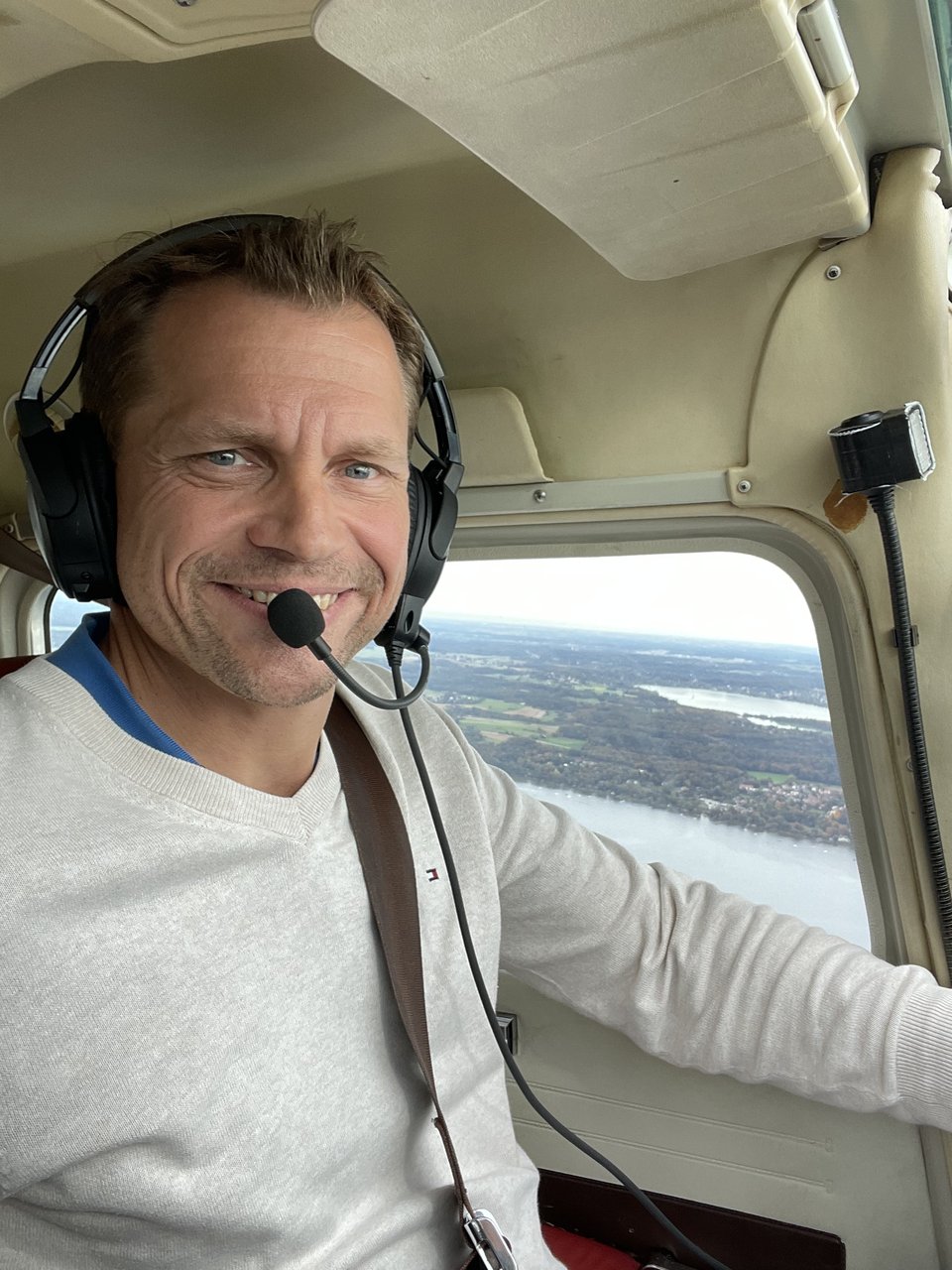 Oliver Gausmann im Cockpit, Headset auf